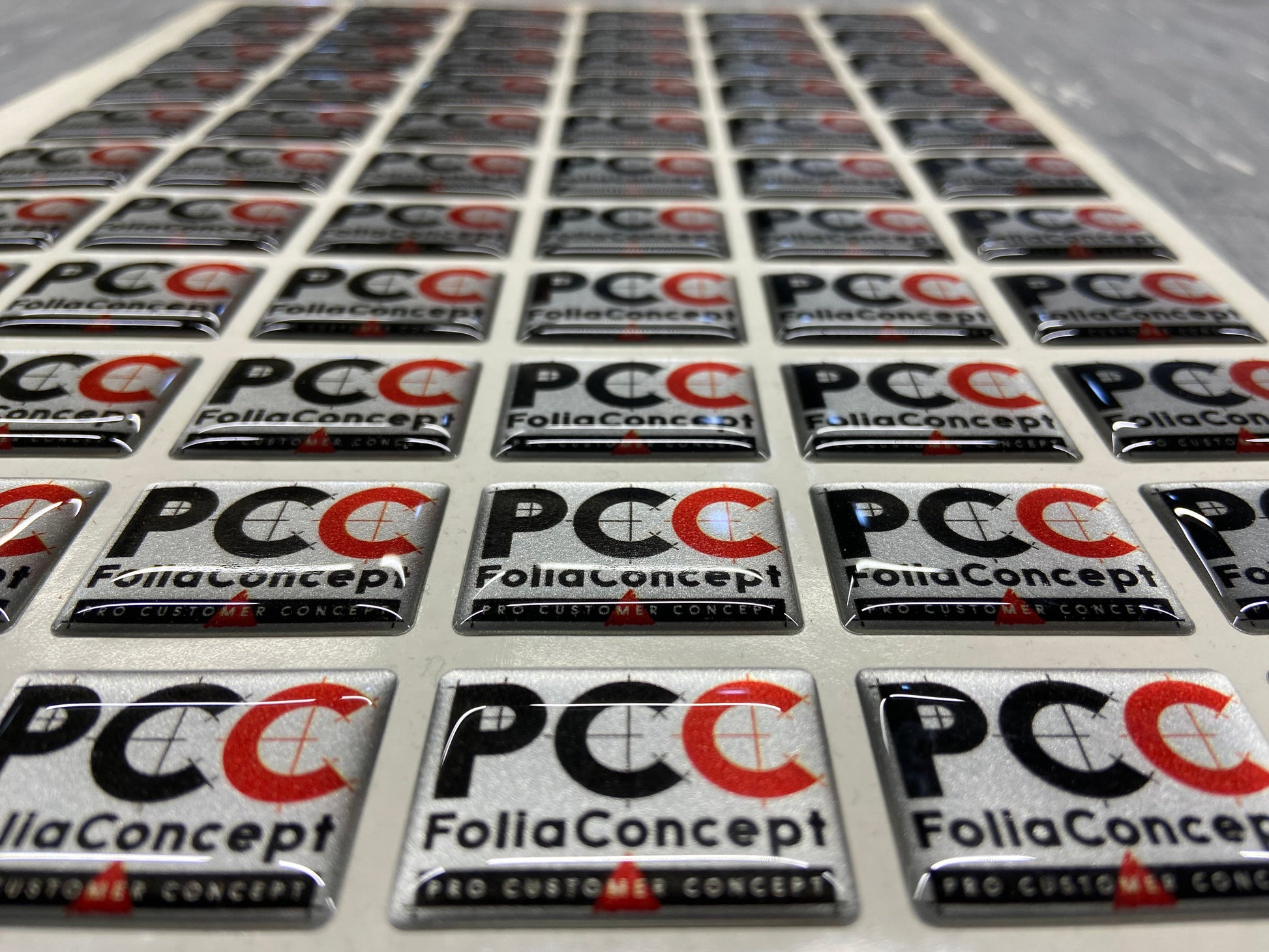 Hochwertige Doming Aufkleber mit individuellem Design – ideal für Markenlogos, Produkte & langlebige Werbung. Wetterfest, langlebig & professionell. Jetzt für dein Business anpassen! Online bestellen bei PCC.