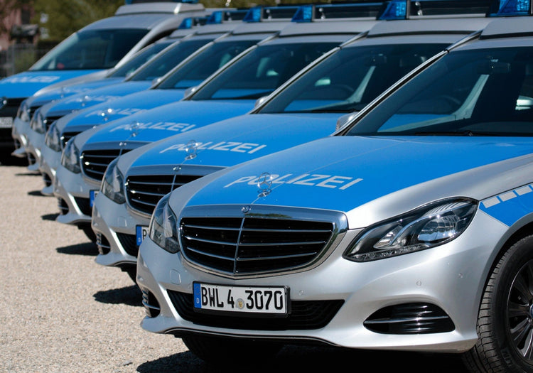 Polizei-Einsatzfahrzeuge mit Funktionsfolie und Polizei-Schriftzug