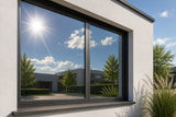 Symbolbild: Fensterfront mit 3M Silver 20 Interior Sonnenschutzfolie, verspiegelte Optik bei Sonneneinstrahlung